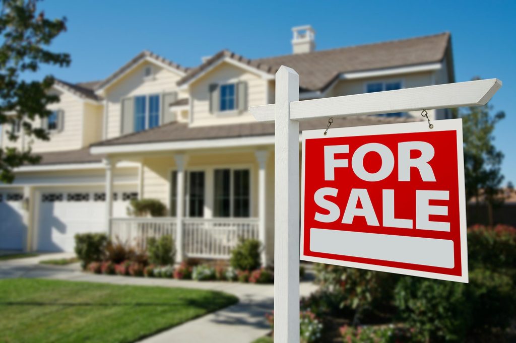 Mortgage Rates Surge Above 7% as Yields Soar